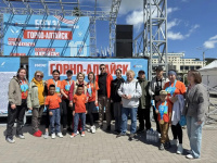 Спортивное единство поколений: сотрудники Минфина Республики Алтай присоединились к всероссийскому полумарафону